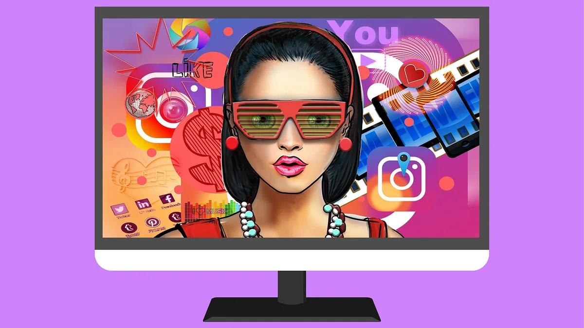 Masaüstü ekranda video düzenleme arayüzünü inceleyen kişi