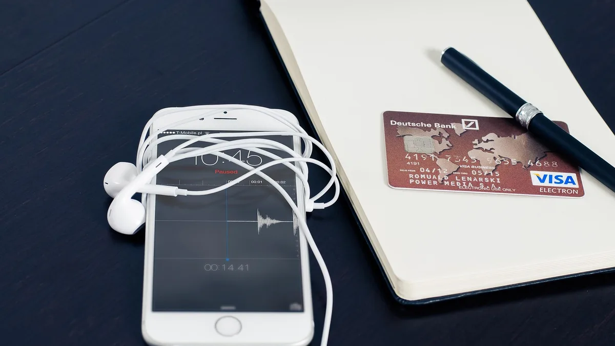 Telefon, banka kartı ve not defteriyle çevrimiçi alışveriş düzeni