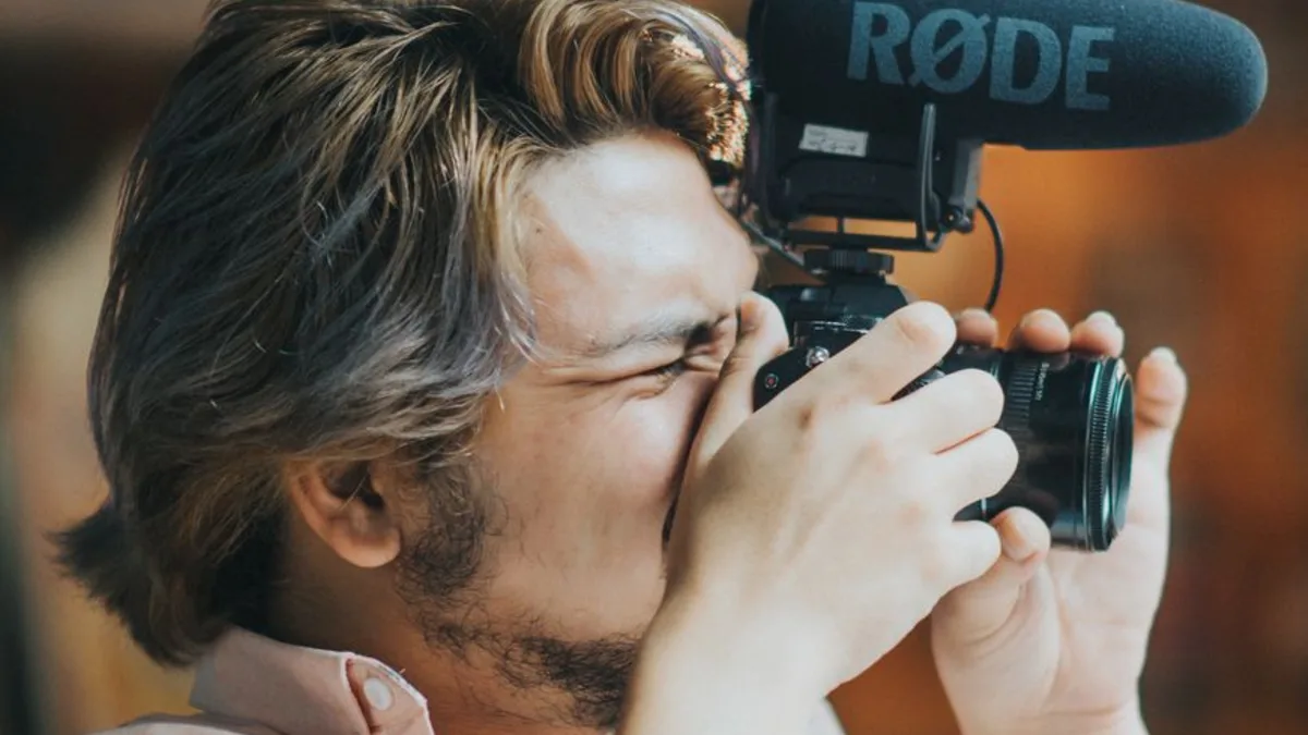 Kamera vizöründen çekim yapan fotoğrafçı ve üstündeki mikrofon
