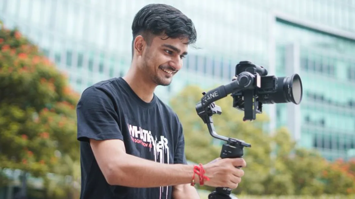 Açık alanda gimbal ile hareketli çekim yapan videograf