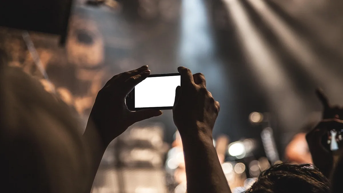 Telefon ekranının fotoğrafını çeken kişi
