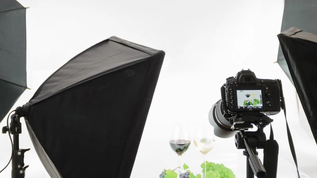 Işık ekipmanı önünde ürün fotoğrafı çeken kamera