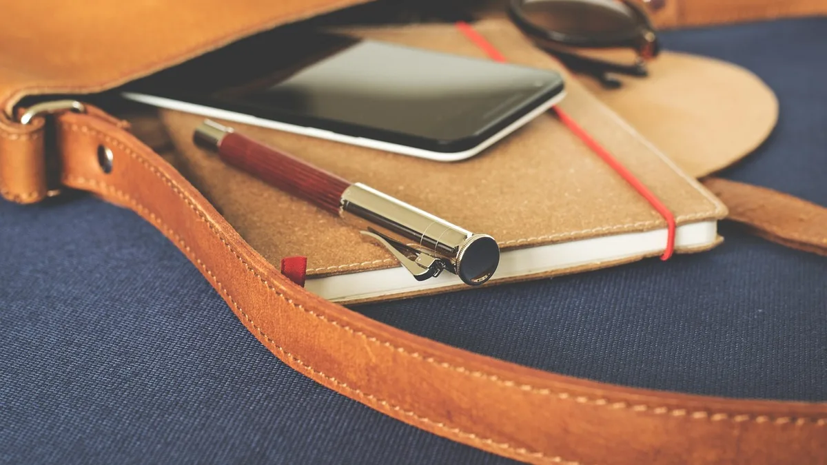 Ajanda, telefon ve kalemin bulunduğu planlama yüzeyi