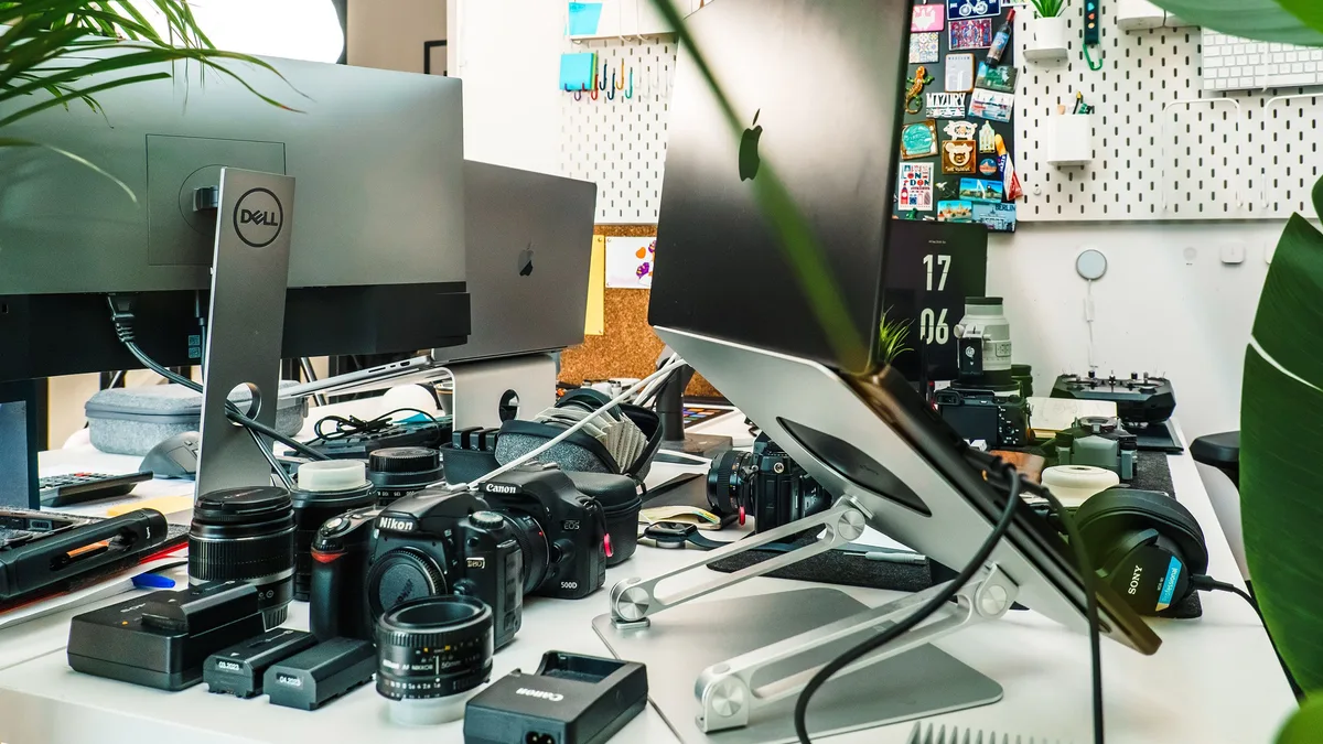 Kameralar, lensler ve monitörlerle düzenlenmiş içerik üretim masası