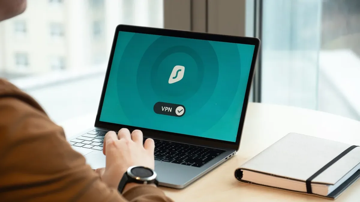 Dizüstü bilgisayarda VPN ekranı kullanan kişi