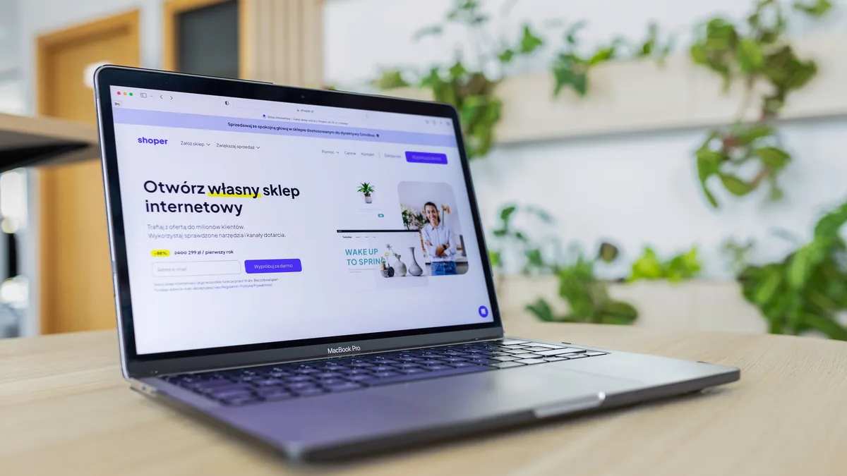 Dizüstü bilgisayarda bir e-ticaret sitesi açık olan çalışma masası