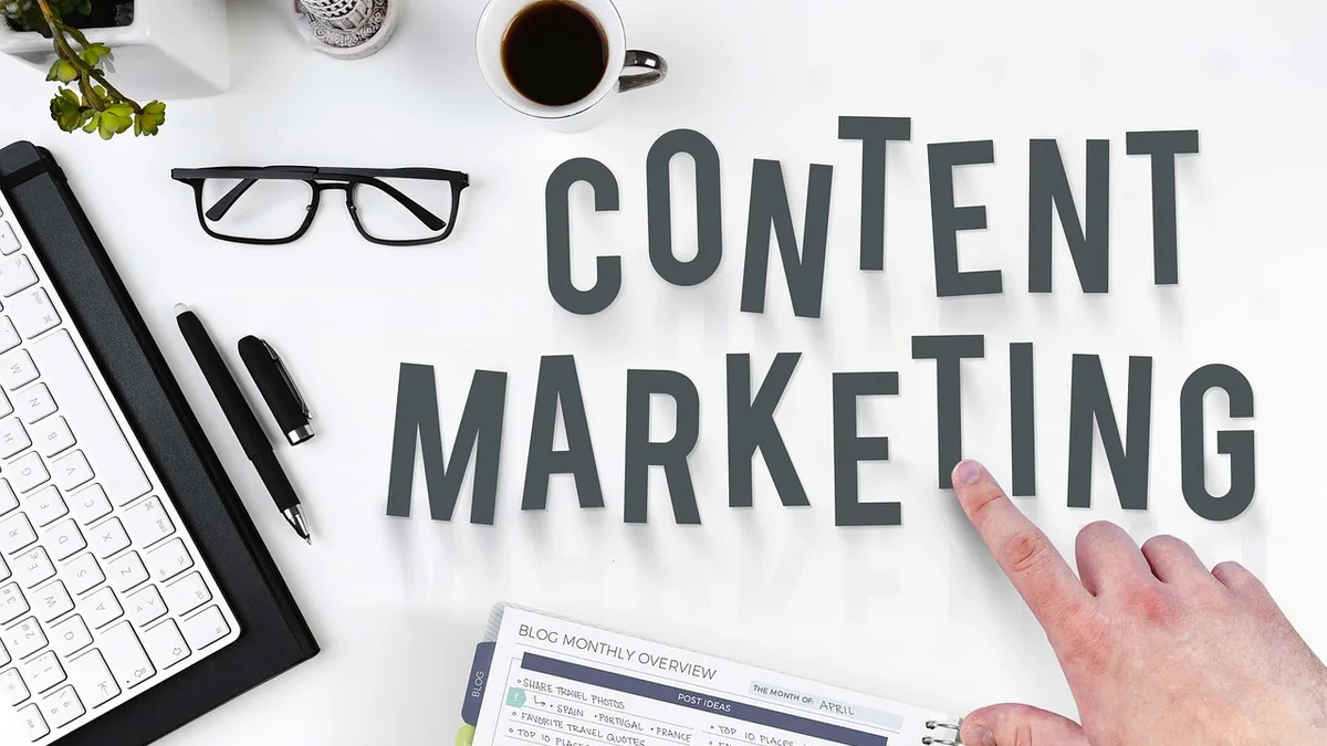 Content marketing yazılı kâğıt, klavye, kalem ve telefon