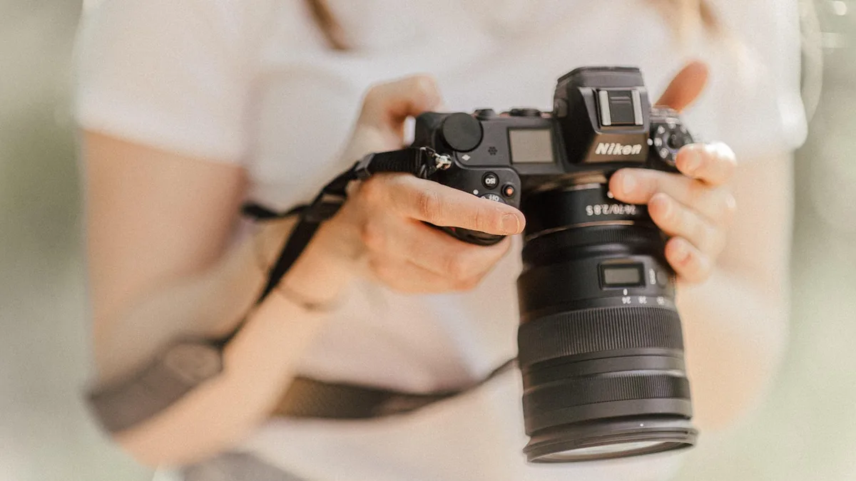 Stüdyo ışığında ürün fotoğrafı çeken fotoğraf makinesi