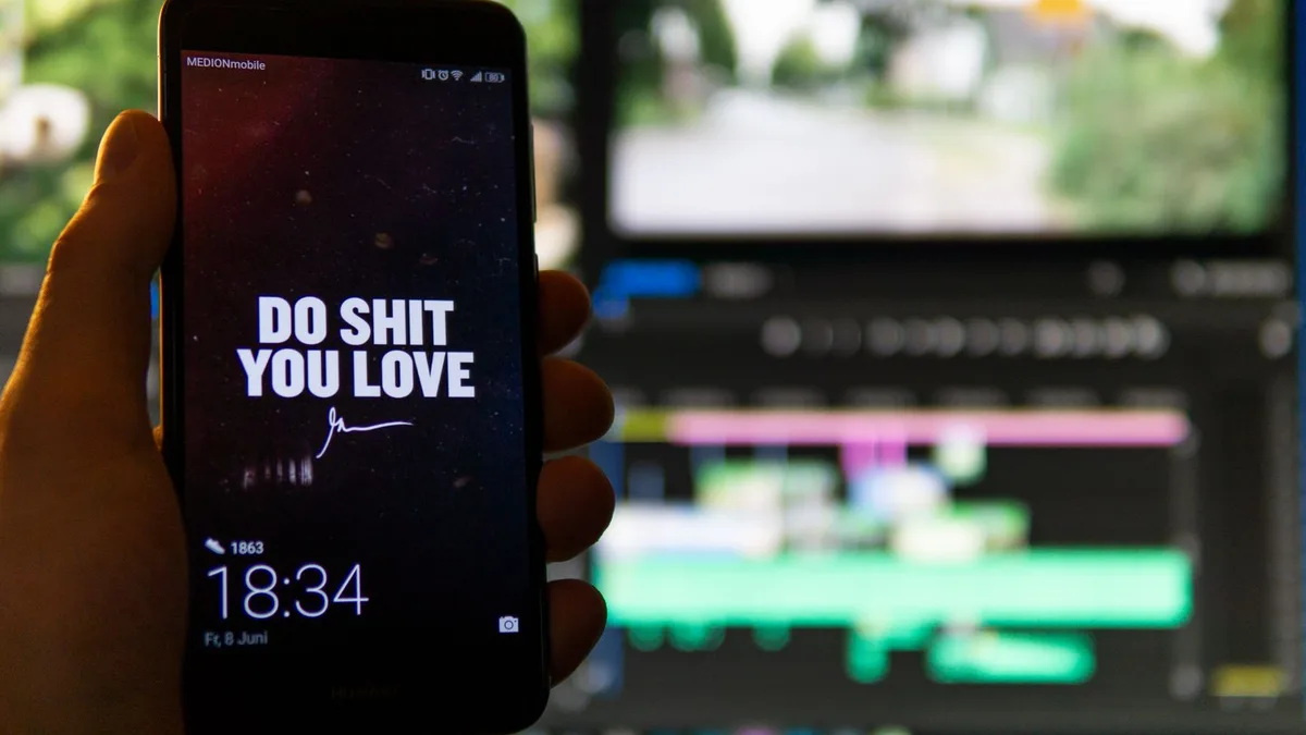 Video kurgu zaman çizelgesinin önünde tutulan akıllı telefon