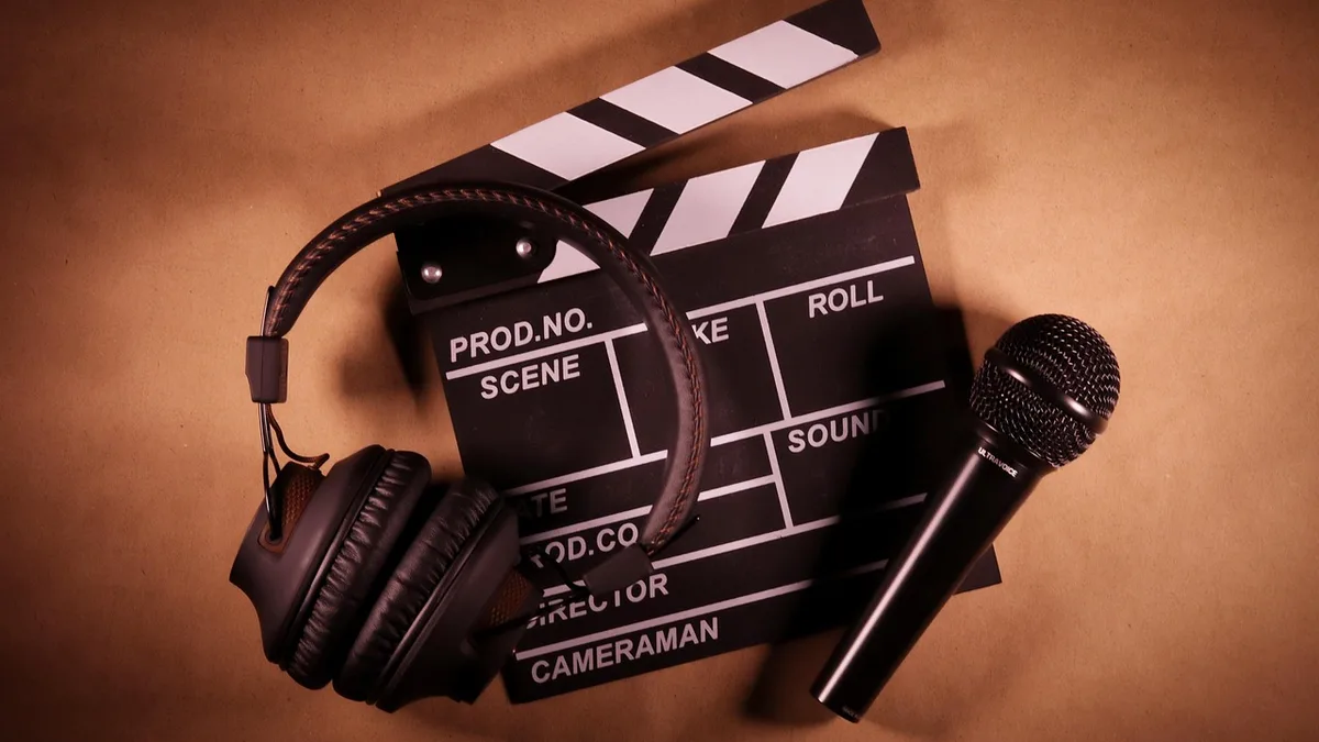 Kulaklık, mikrofon ve film klaketi bulunan masa düzeni