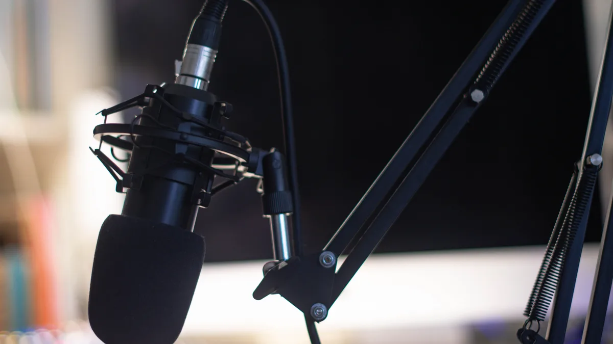 Karanlık fonda stüdyo tipi podcast mikrofonu