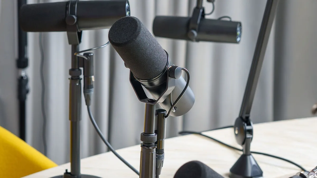 Mikrofonların bulunduğu boş bir podcast kayıt stüdyosu