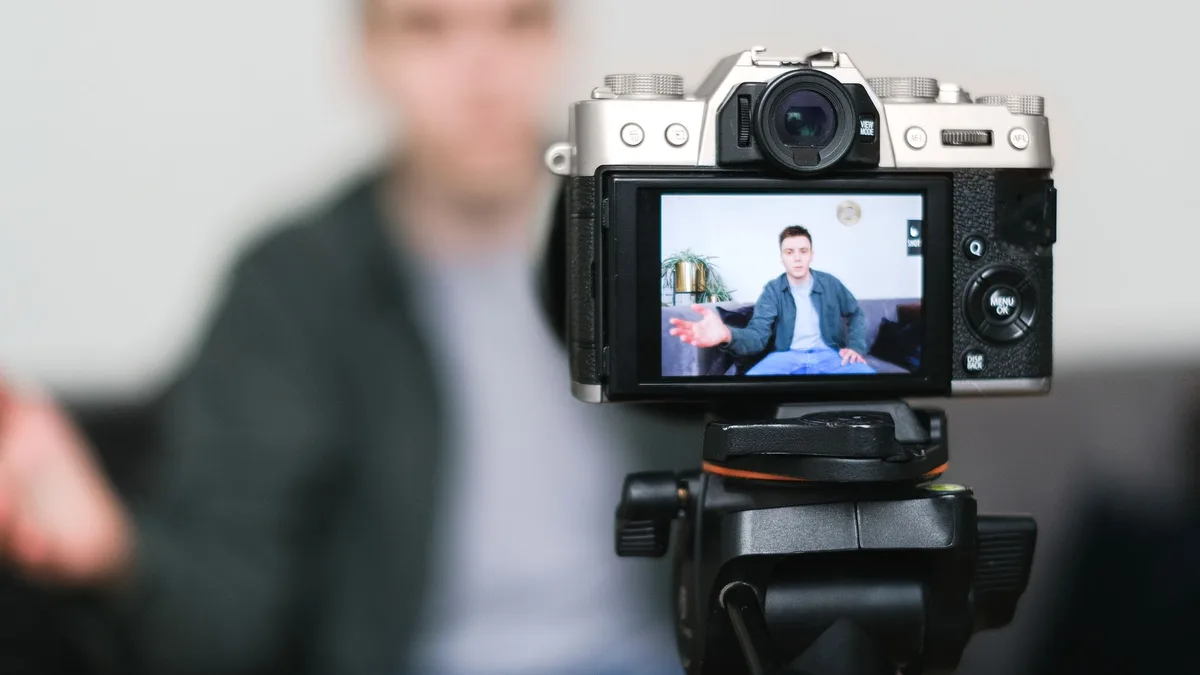 Tripod üzerindeki kamerada konuşan kişinin kayıt görüntüsü