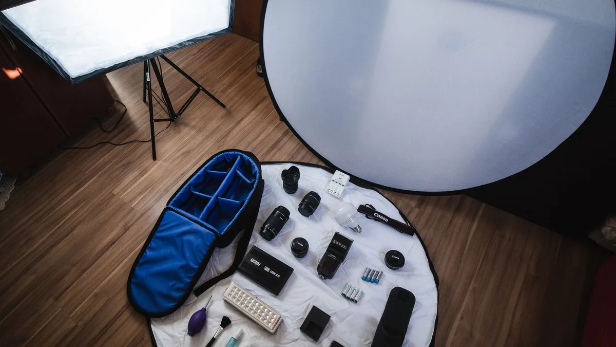 Stüdyo zemininde softbox, reflektör ve fotoğraf ekipmanları