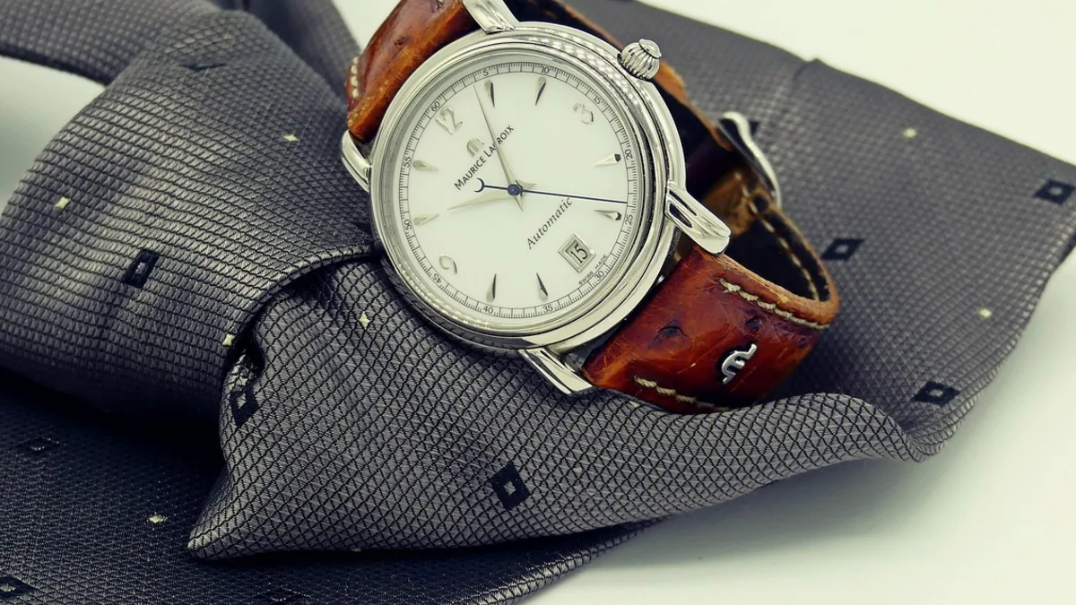 Kravat üzerinde kol saati ve moda aksesuarları