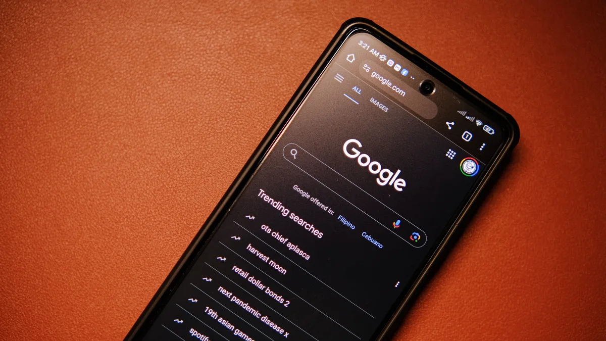 Telefonda Google Trends sayfasını inceleyen kişi