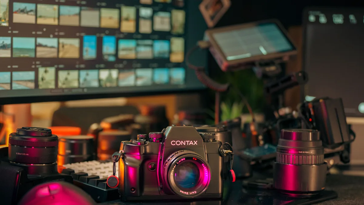 Modern bir stüdyoda masanın üzerindeki fotoğraf makinesi