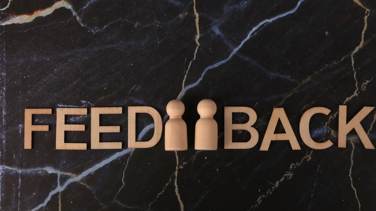 Mermer yüzeyde ahşap harflerle yazılmış feedback kelimesi
