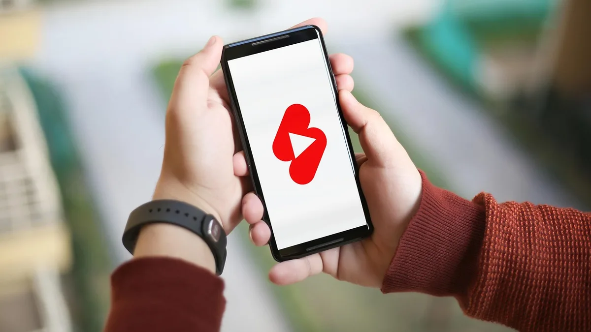 Ekranında kısa video simgesi bulunan akıllı telefon