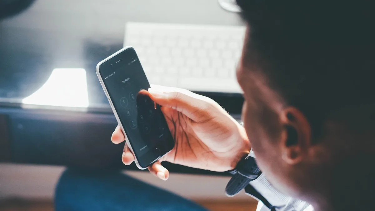 Ekranında kısa video simgesi bulunan akıllı telefon