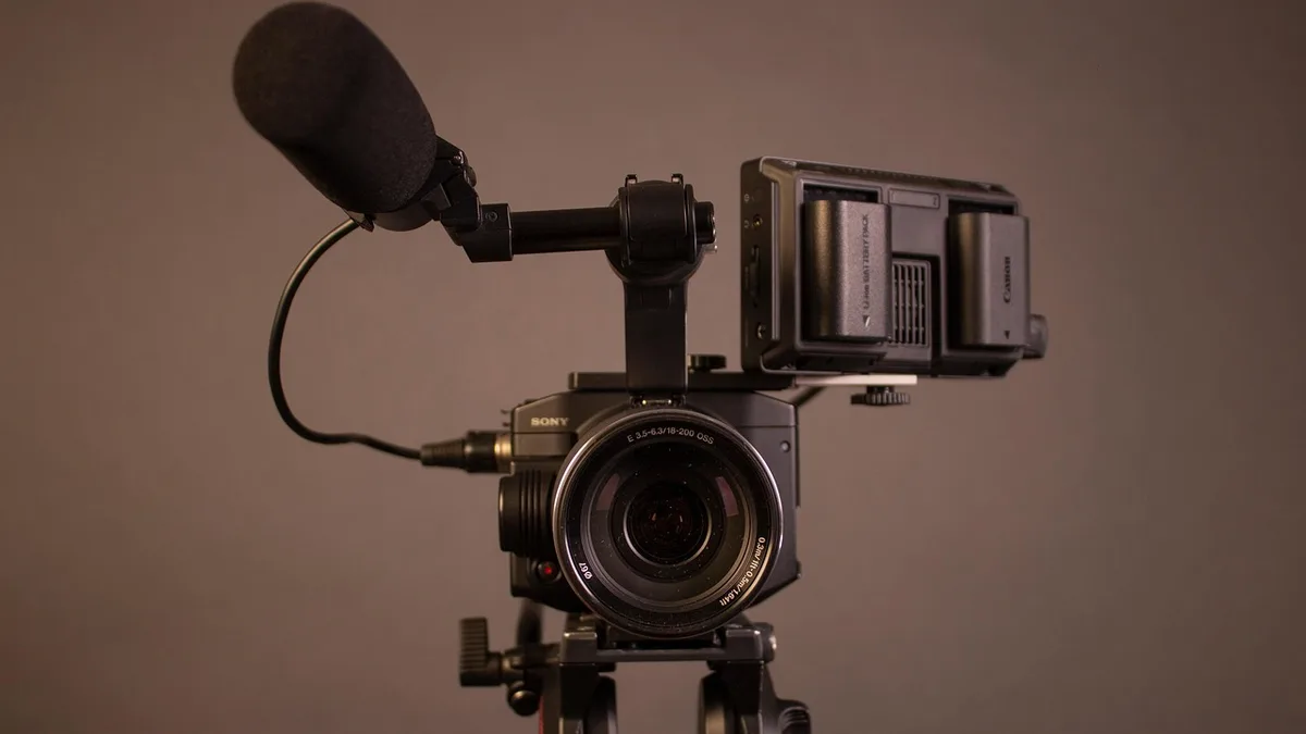 Tripoda kurulmuş profesyonel video kamerası
