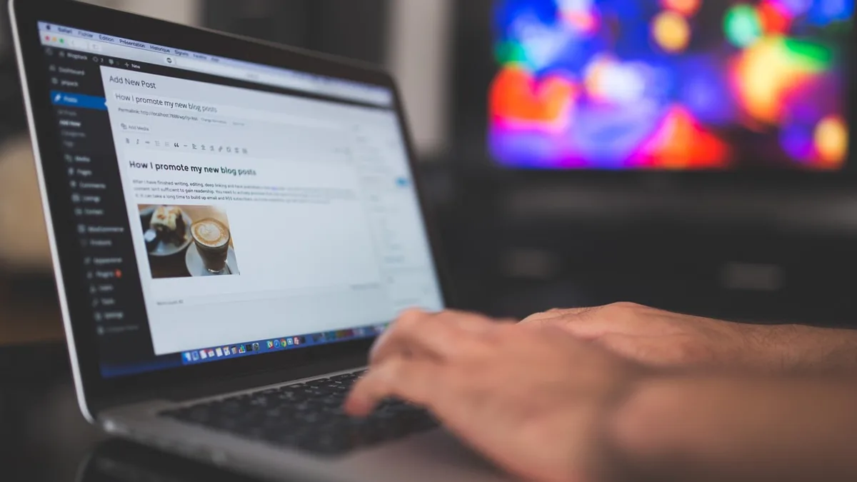 Bilgisayar ekranındaki e-posta iletisinin ayrıntılarını inceleyen kişi