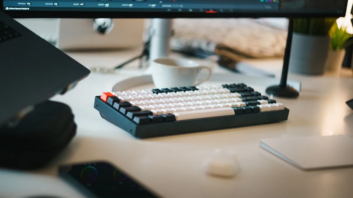 Çift monitörlü düzenleme masasında renk ve video araçları