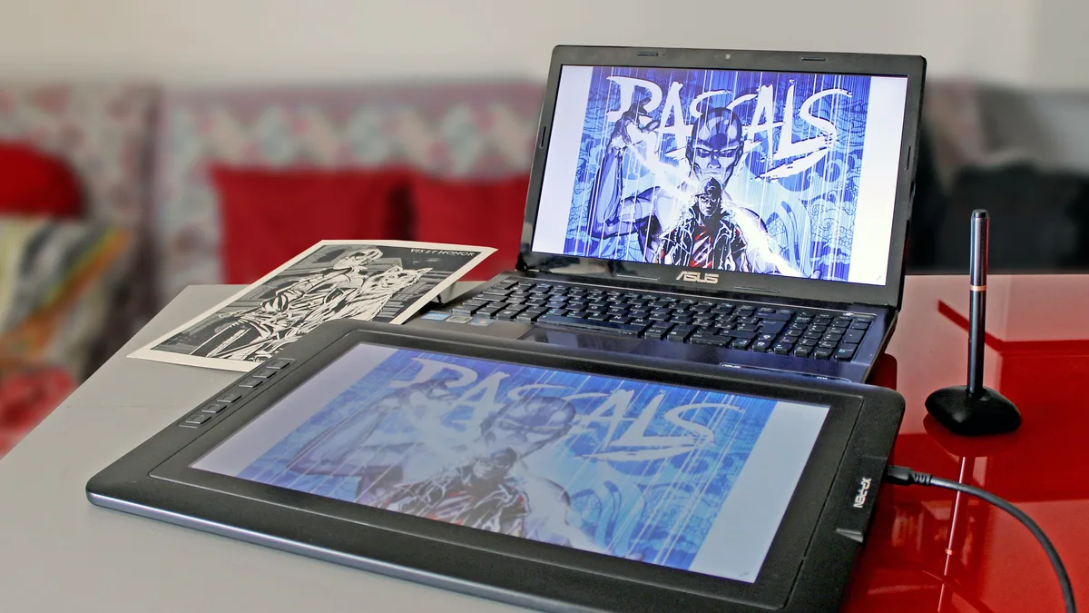 Dizüstü bilgisayar ve çizim tabletinde dijital sanat çalışması