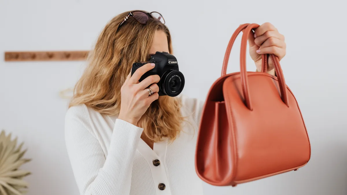 Turuncu çantanın fotoğrafını çeken kişi