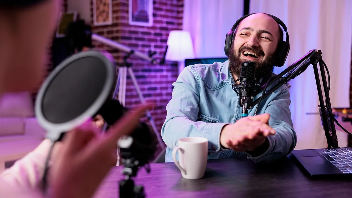 Mikrofon başında video ve podcast kaydı yapan içerik üreticisi