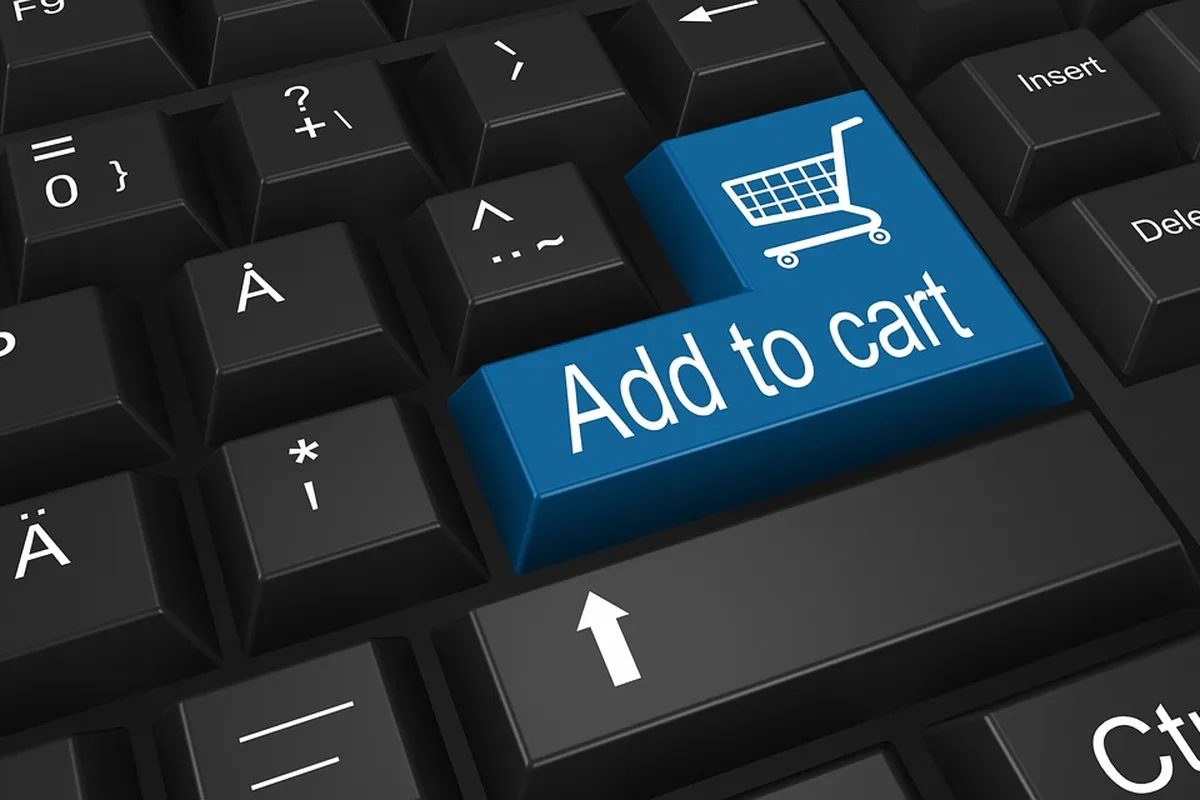 Bir e-ticaret sitesinden online alışveriş yapan ve ürün linki paylaşan kişi