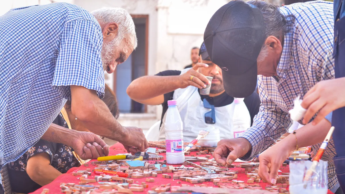 Bir masada birlikte el işi yapan yetişkinler