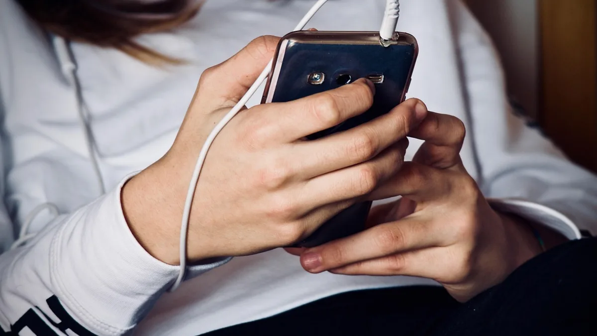Telefonuna bakan içerik üreticisi