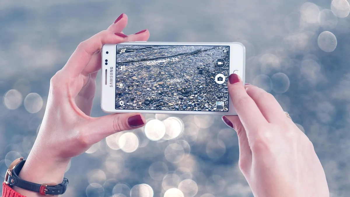 Telefon kamerasıyla dışarıdaki manzarayı kaydeden eller
