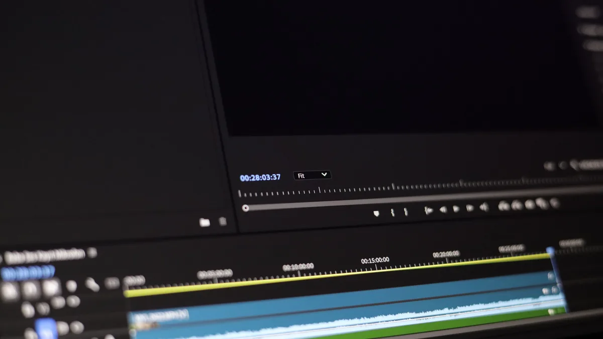 Bilgisayar ekranında video kurgu zaman çizelgesinin yakın görünümü