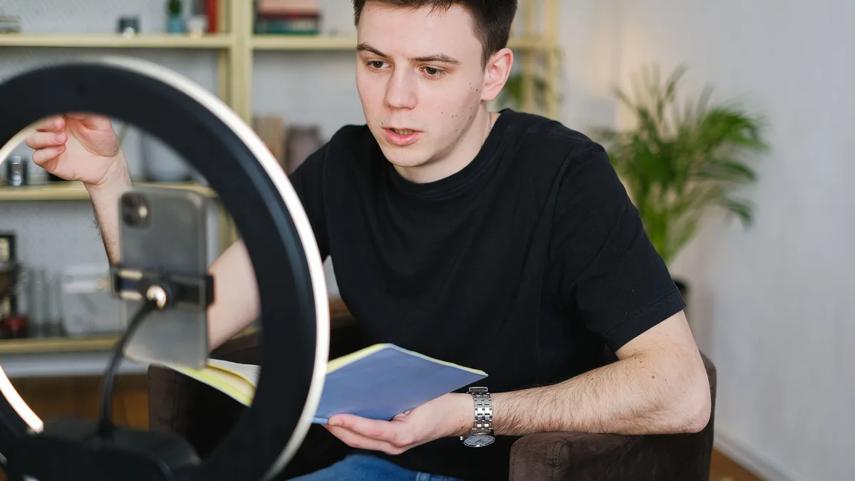 Not defteriyle ring light karşısında video planlayan üretici