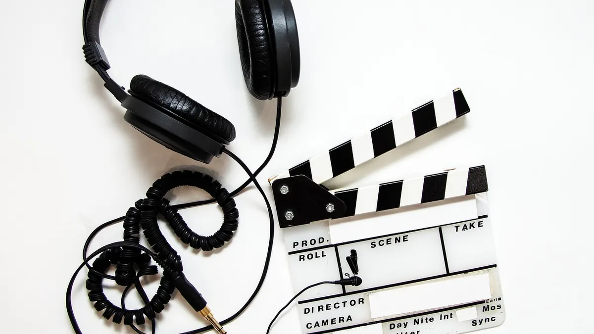 Kulaklık ve klaket bulunan video prodüksiyon masası