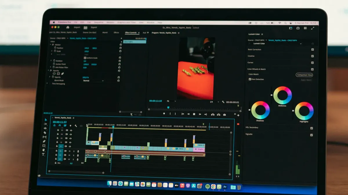 Dizüstü bilgisayar ekranında açık video kurgu yazılımı