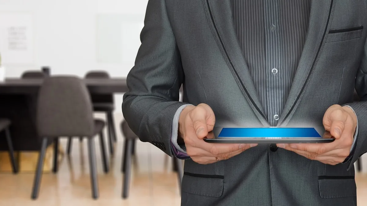 Elinde tablet tutan iş insanı
