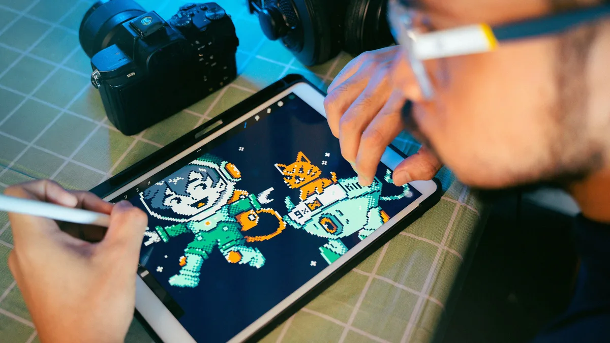 Kalemle dijital tablette çizim yapan eller