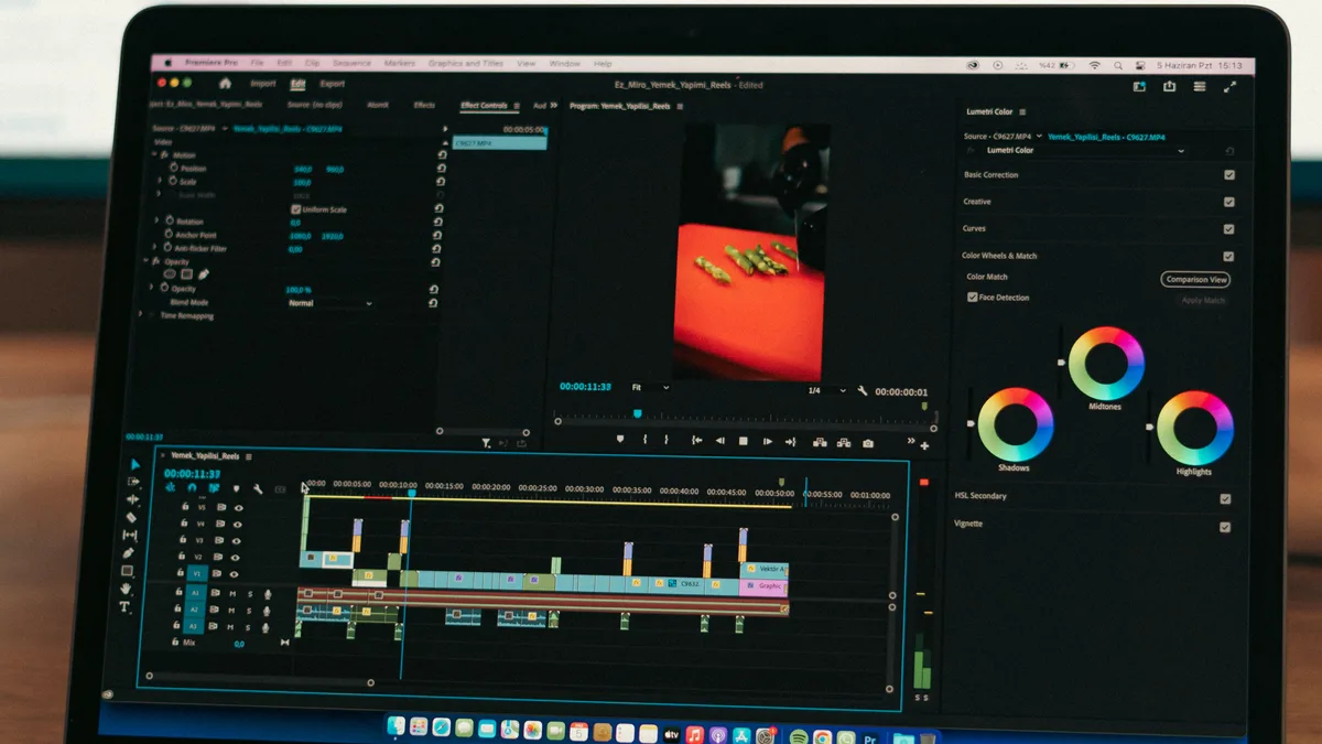 Dizüstü bilgisayar ekranında açık video kurgu yazılımı