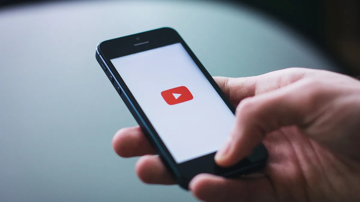 Elde tutulan telefonda video platformu simgesi
