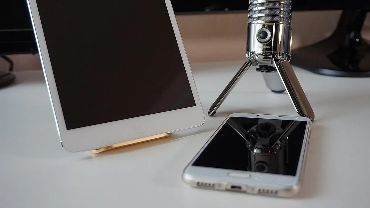 Mikrofon, tablet ve telefon bulunan kayıt masası
