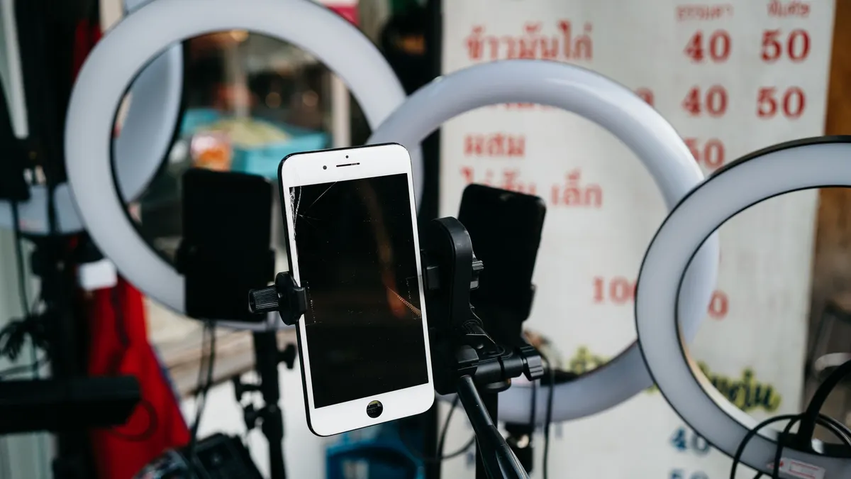 Tripod üzerindeki telefon ve çevresindeki halka ışıklar