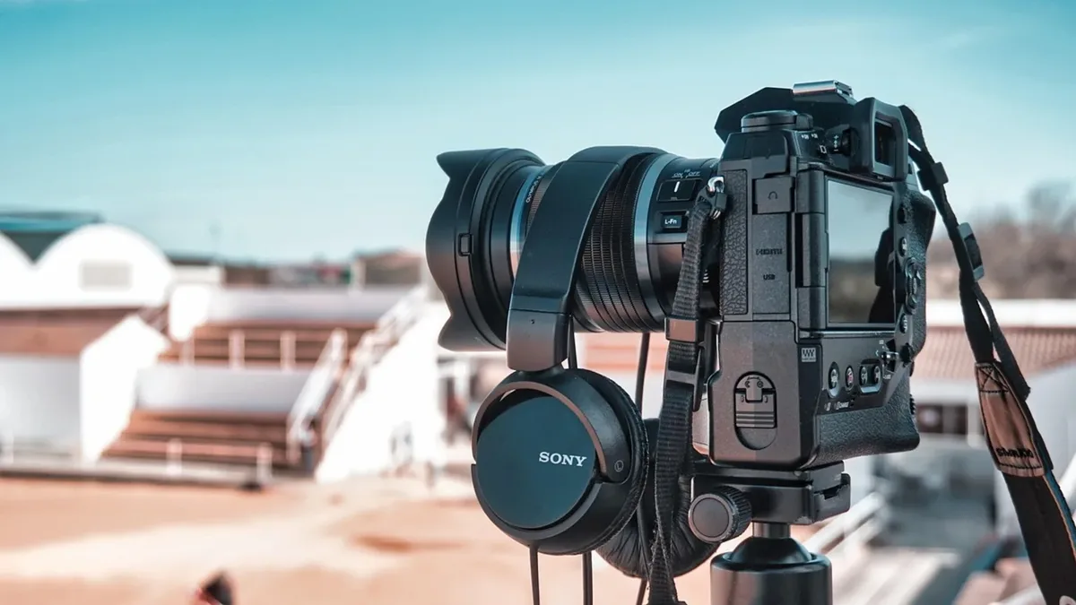 Tripod üzerindeki kameraya bağlı kulaklık