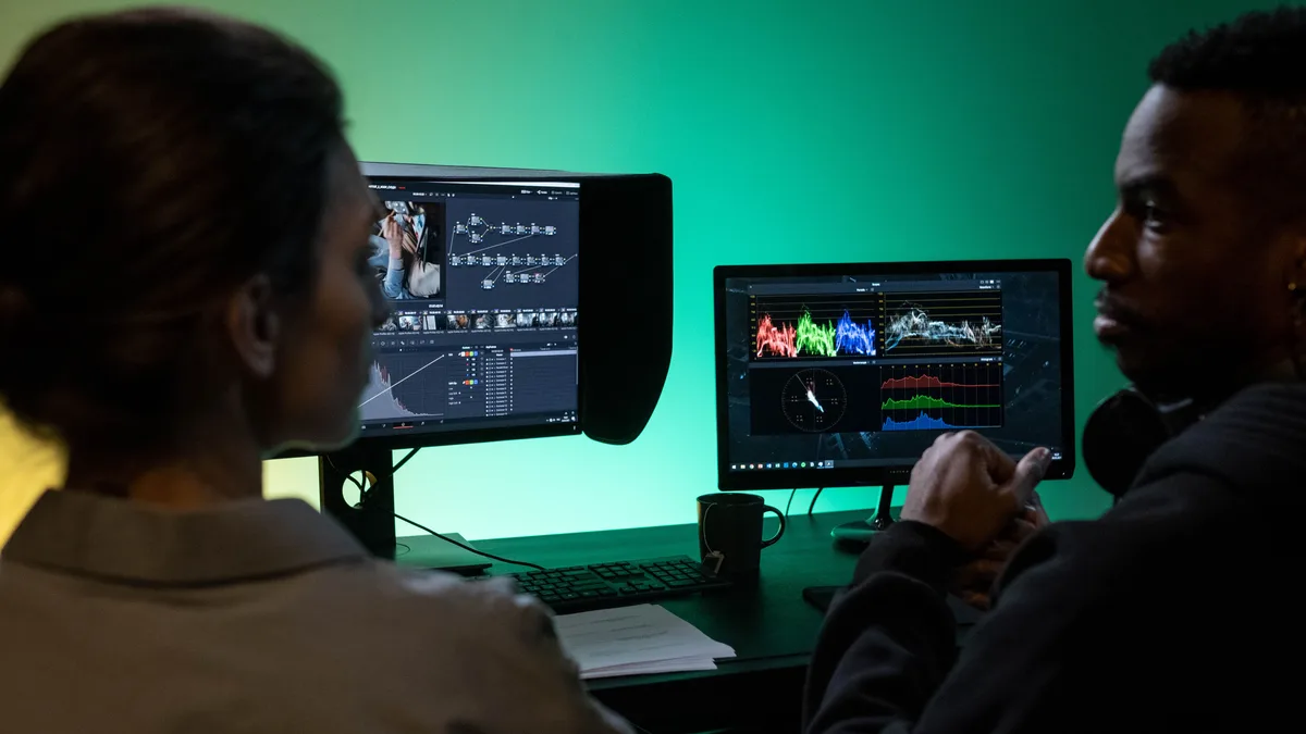 İki monitördeki video ve renk grafiklerini birlikte inceleyen üç kişi