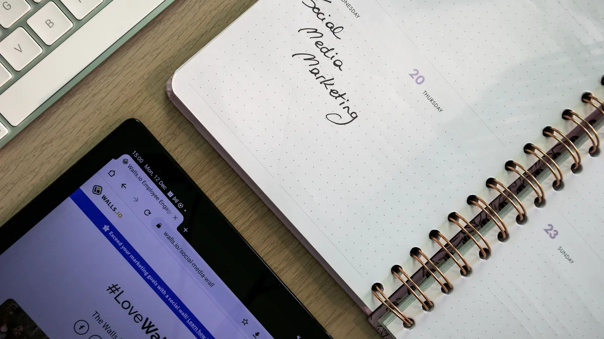 Not defteri ve tablet bulunan sosyal medya planlama masası