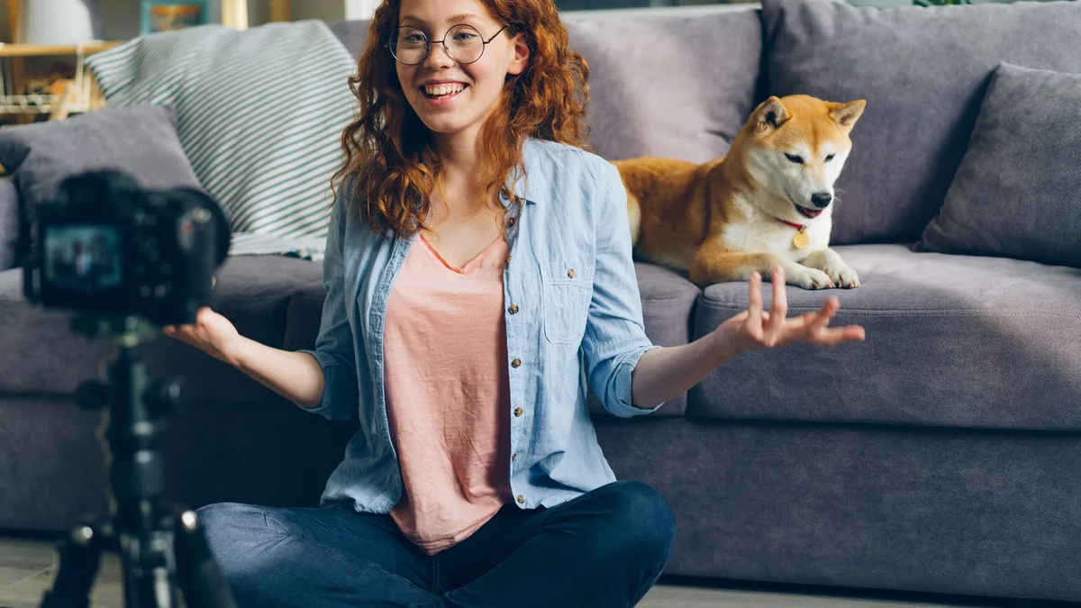 Kamera karşısında köpeğiyle video çeken içerik üreticisi