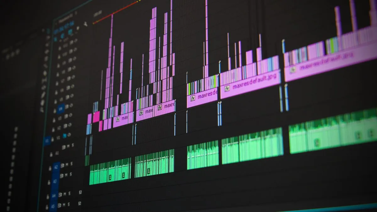 Bir monitörde çok katmanlı video kurgu zaman çizelgesi
