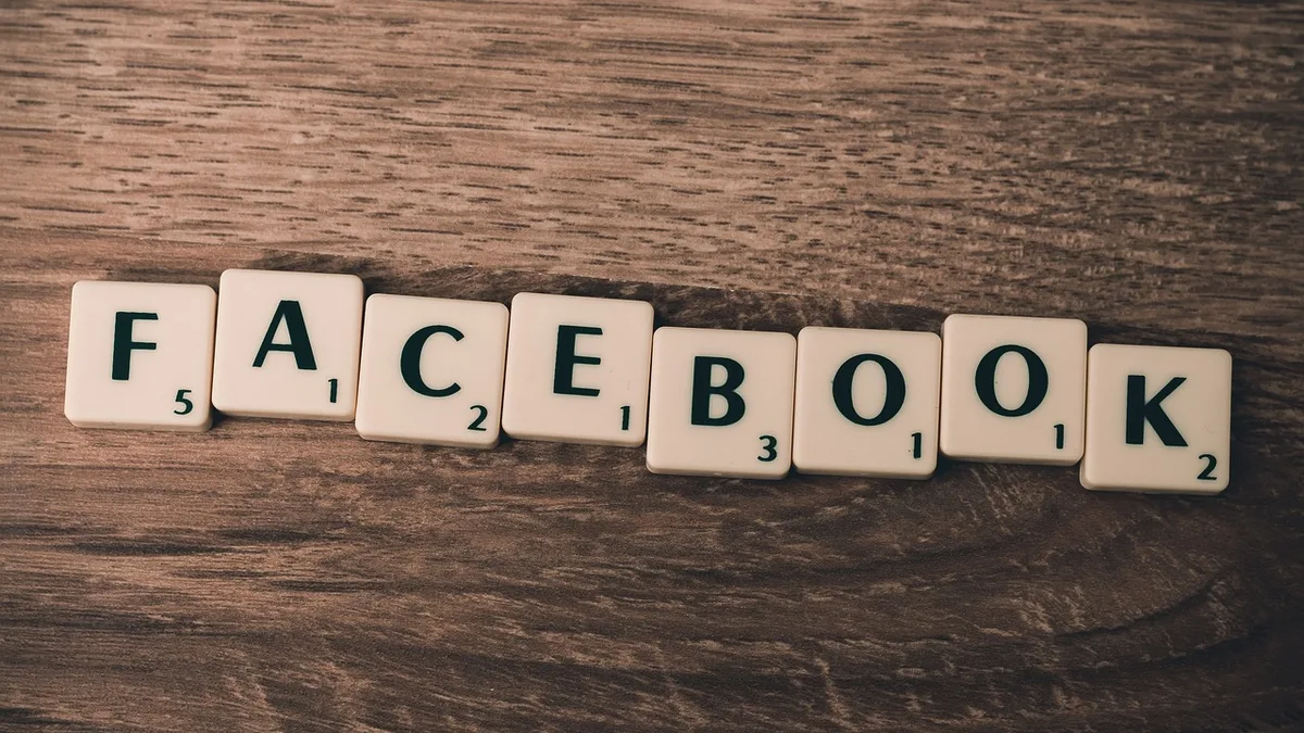 Ahşap zeminde Facebook kelimesini oluşturan harf taşları